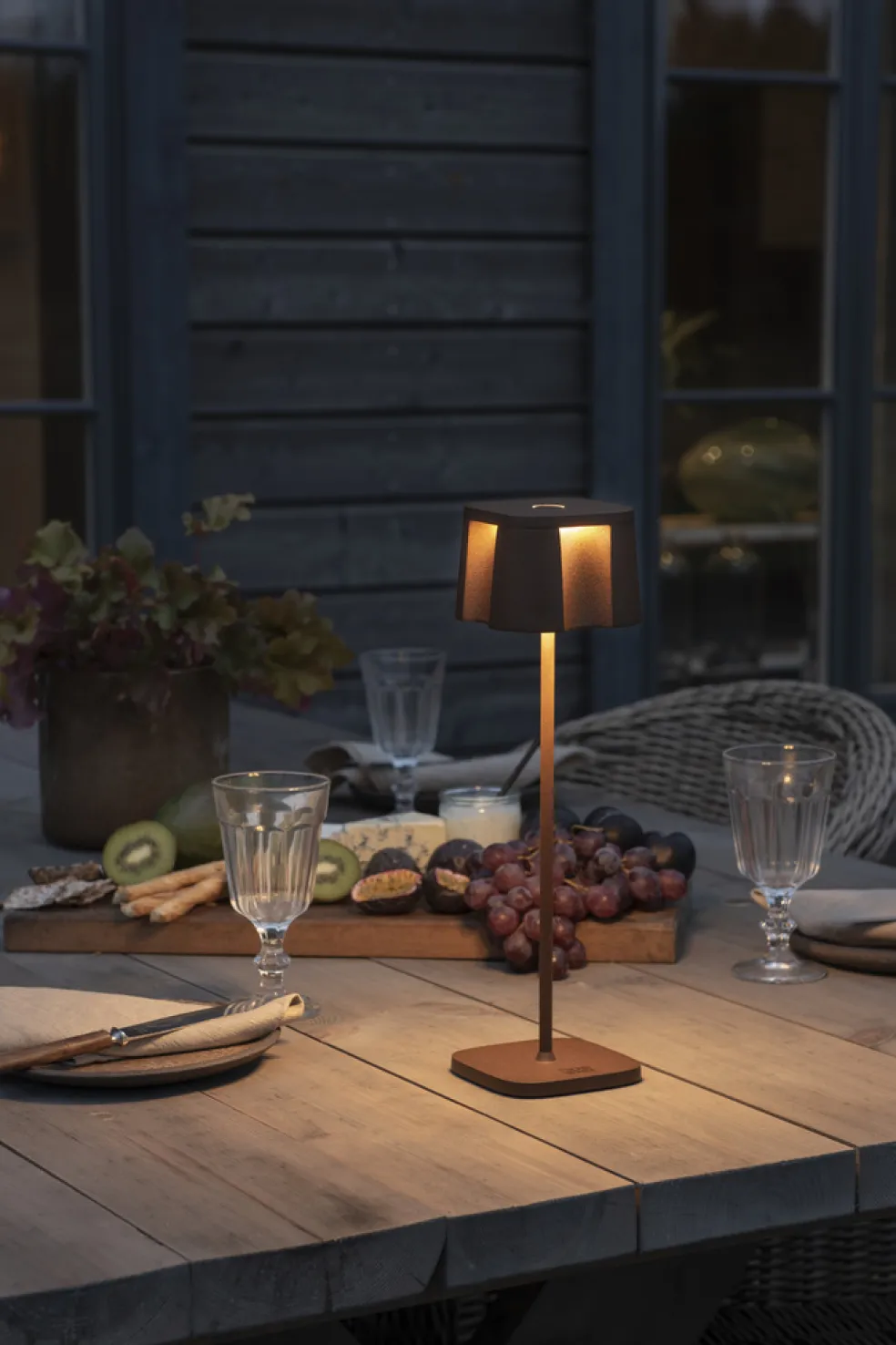 Bordslampa Nice USB Rost Konstsmide